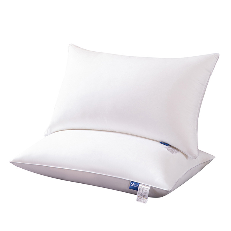 Hotelminőségű nyakpárna, tiszta pamut bevonattal, poliészter rost töltet, téglalap alakú, 15–20 cm, 1.1–1.5 kg, fehér