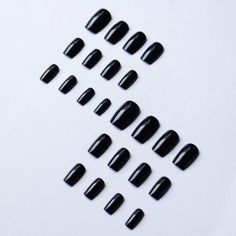 24 crne minimalističke umjetne nokte