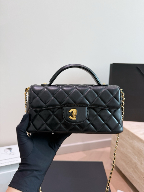 Ženska torbica od prave kože s rombo uzorkom, lančani remen, za svakodnevnu uporabu, nošena na ramenu ili crossbody.