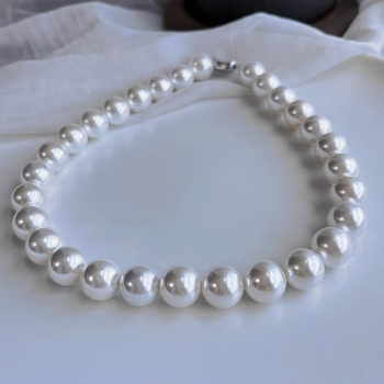Set ogrlice i narukvice s bijelim školjkastim perlama promjera 14 mm – minimalistički, moderan, svestran, korejski stil
