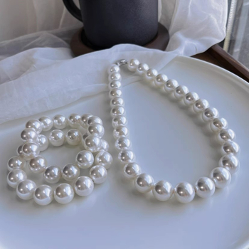 Set ogrlice i narukvice s bijelim školjkastim perlama promjera 14 mm – minimalistički, moderan, svestran, korejski stil