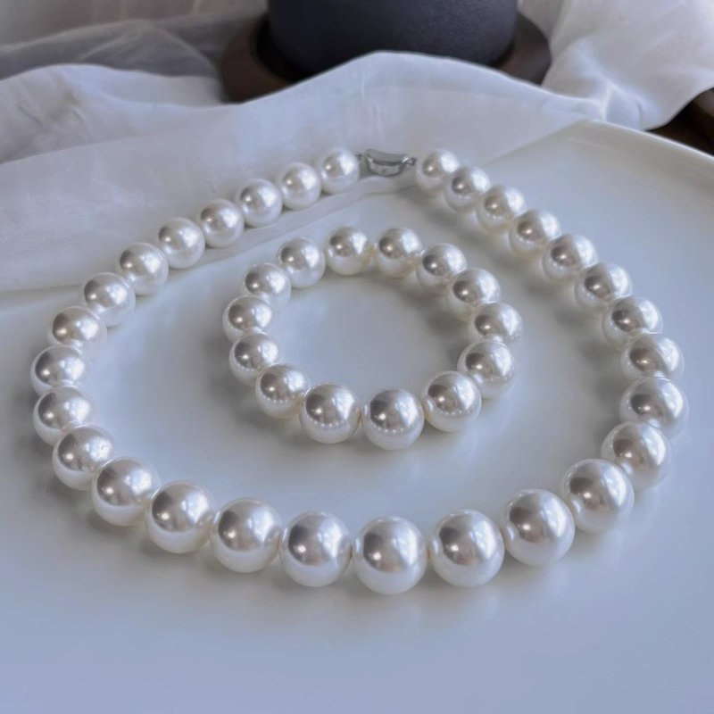 Set ogrlice i narukvice s bijelim školjkastim perlama promjera 14 mm – minimalistički, moderan, svestran, korejski stil
