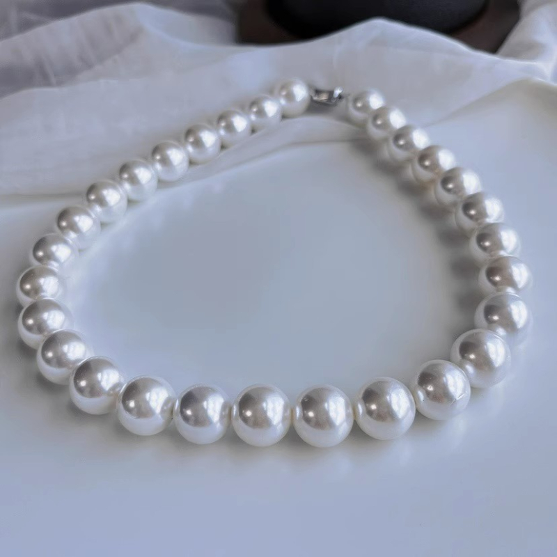 Set ogrlice i narukvice s bijelim školjkastim perlama promjera 14 mm – minimalistički, moderan, svestran, korejski stil
