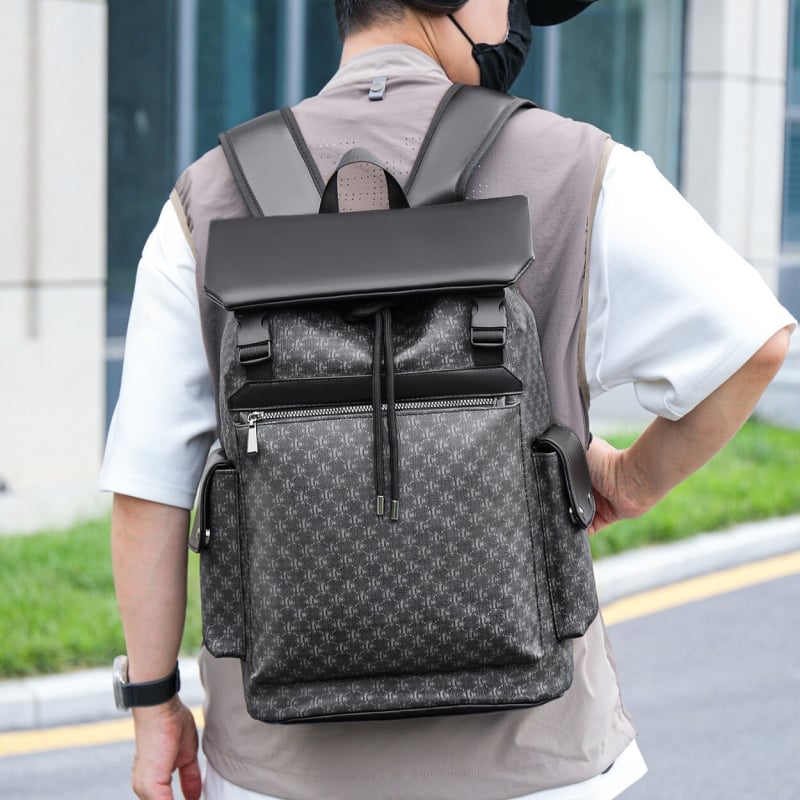 Rucsac bărbați cu capacitate mare pentru afaceri și naveta zilnică, aspect elegant și de înaltă calitate, material PU, model dungat, compatibil cu laptop de 8 inch.