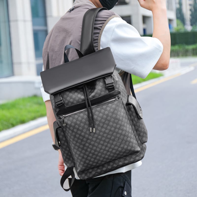 Rucsac bărbați cu capacitate mare pentru afaceri și naveta zilnică, aspect elegant și de înaltă calitate, material PU, model dungat, compatibil cu laptop de 8 inch.