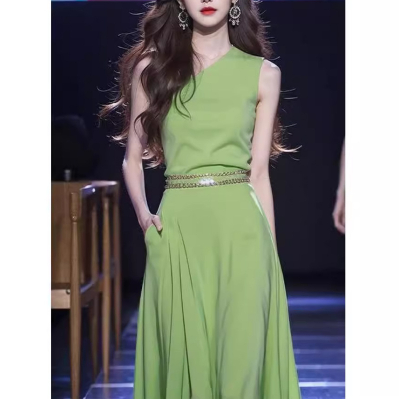 Francuski stil, elegantna duga haljina s visokim strukom u zelenoj boji, bez rukava