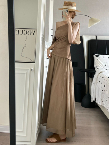 Ženska haljina bez rukava s asimetričnim naramenicama, ljetni model 2026, francuski stil, naglašena linija struka, vitka silueta, boja kave