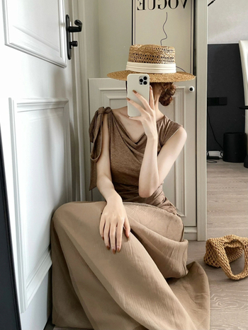 Ženska haljina bez rukava s asimetričnim naramenicama, ljetni model 2026, francuski stil, naglašena linija struka, vitka silueta, boja kave