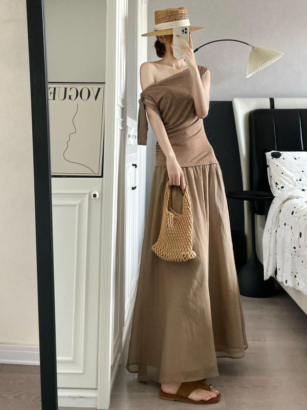 Ženska haljina bez rukava s asimetričnim naramenicama, ljetni model 2026, francuski stil, naglašena linija struka, vitka silueta, boja kave