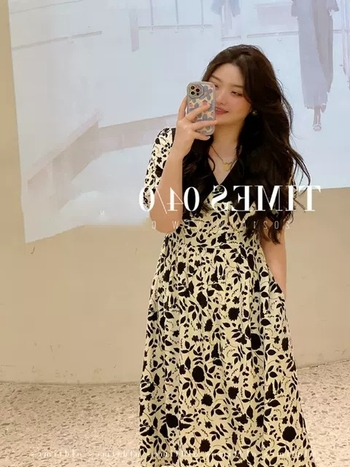 Könnyed francia stílusú nyári virágos ruha Peter Pan gallérral, romantikus és elegáns retro, térdig érő.