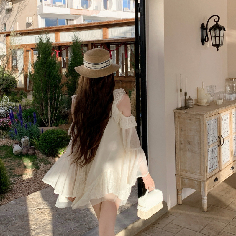 Csipkés chiffon ruha váll nélküli, harangujjú ujjak