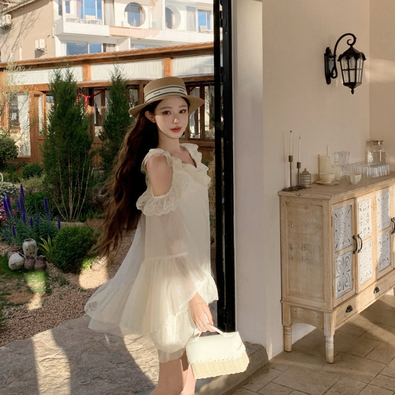 Csipkés chiffon ruha váll nélküli, harangujjú ujjak