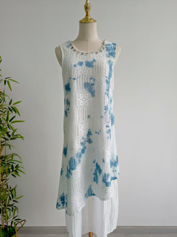 Kék tie-dye ruhás hálós patchwork, látszólag két részes, ujjatlan, kerek nyakú, utazási maxiruha