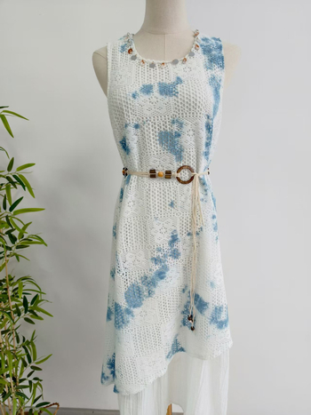 Kék tie-dye ruhás hálós patchwork, látszólag két részes, ujjatlan, kerek nyakú, utazási maxiruha