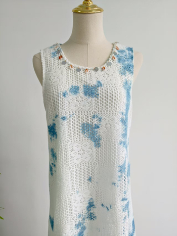 Kék tie-dye ruhás hálós patchwork, látszólag két részes, ujjatlan, kerek nyakú, utazási maxiruha