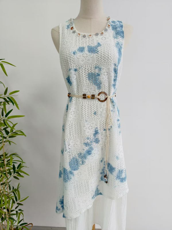 Kék tie-dye ruhás hálós patchwork, látszólag két részes, ujjatlan, kerek nyakú, utazási maxiruha