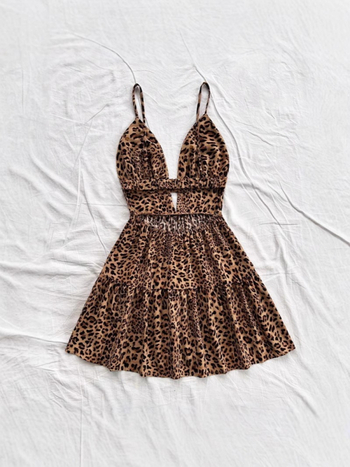 Nyári erdő-stílusú hát nélküli pántos ruha leopard mintával, rövid A-vonalú fazon