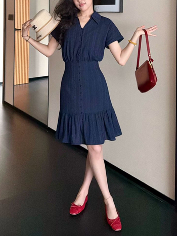 Zhang Xing Tengerészkék MIU-stílusú 3D jacquard ruha, A-vonalú, hajónyakú, rövid ujjú, midi hosszúságú
