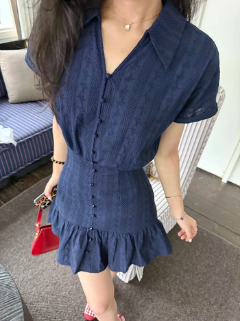 Zhang Xing Tengerészkék MIU-stílusú 3D jacquard ruha, A-vonalú, hajónyakú, rövid ujjú, midi hosszúságú