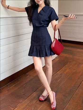 Zhang Xing Tengerészkék MIU-stílusú 3D jacquard ruha, A-vonalú, hajónyakú, rövid ujjú, midi hosszúságú