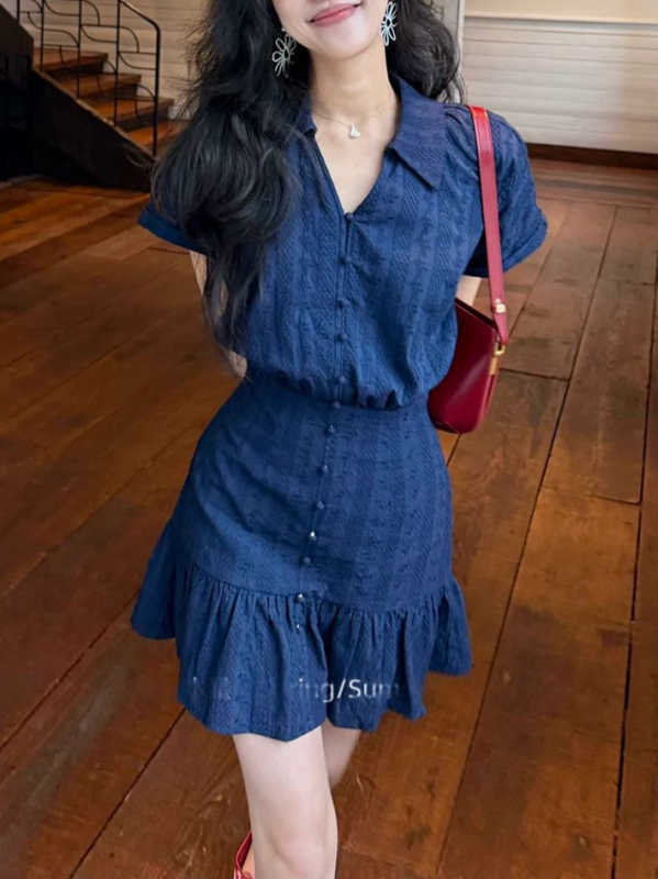 Zhang Xing Tengerészkék MIU-stílusú 3D jacquard ruha, A-vonalú, hajónyakú, rövid ujjú, midi hosszúságú