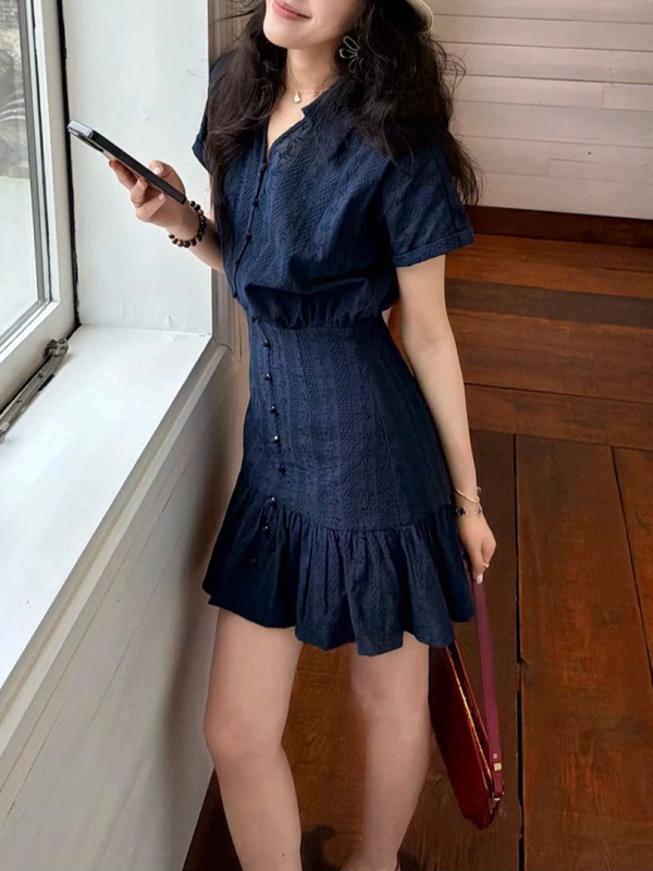Zhang Xing Tengerészkék MIU-stílusú 3D jacquard ruha, A-vonalú, hajónyakú, rövid ujjú, midi hosszúságú