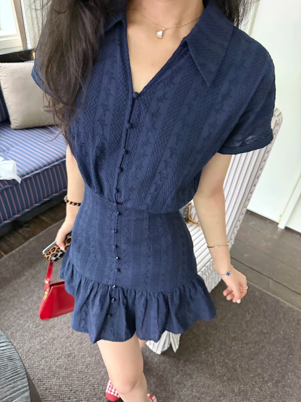 Zhang Xing Tengerészkék MIU-stílusú 3D jacquard ruha, A-vonalú, hajónyakú, rövid ujjú, midi hosszúságú