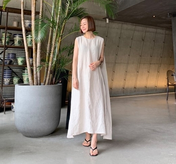 5518 Nyári pamut-len ruha ujjatlan, laza szabás, térdig érő, plusz méret, vintage hatású hasítékkal