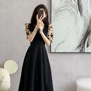 Ljeto 2026: Elegantna haljina za žene u francuskom stilu, naglašena linija struka za vitku siluetu, haljina tipa tea-dress, Hepburn stil – mala crna haljina