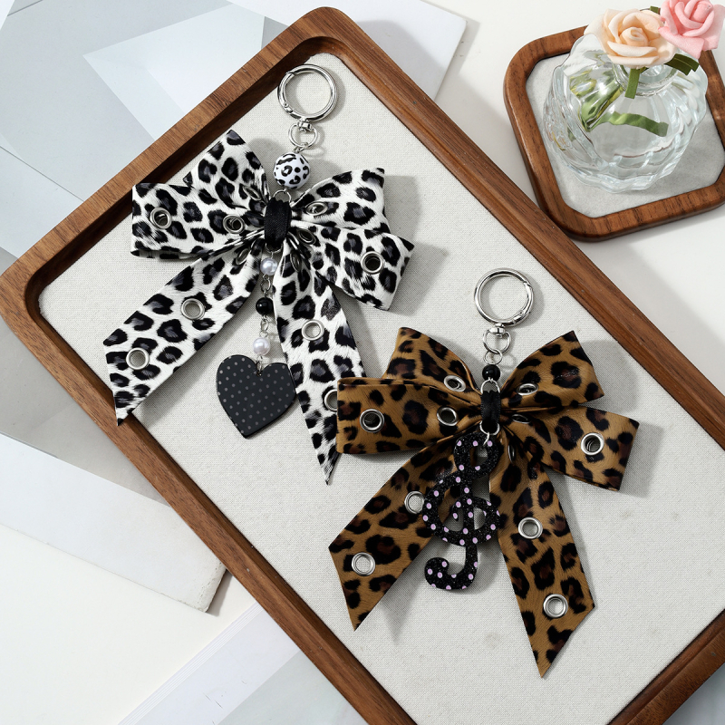 Breloch din piele cu imprimeu leopard multicolor, stil vintage retro, fundă, notă muzicală și pandantiv inimă
