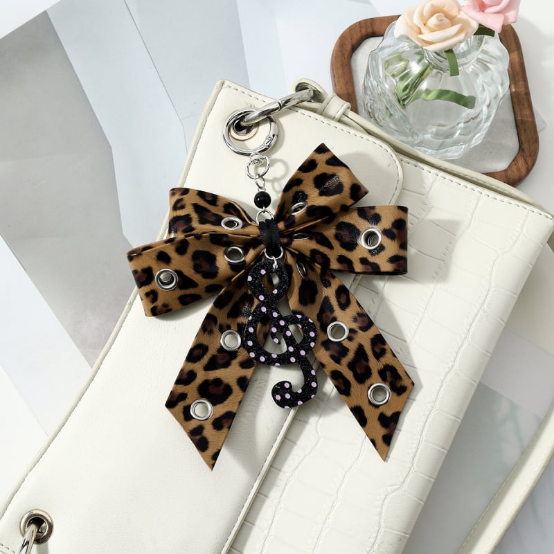Breloch din piele cu imprimeu leopard multicolor, stil vintage retro, fundă, notă muzicală și pandantiv inimă