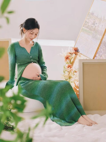 Kismama stúdiófotózáshoz készült ruhaszett, őszi–téli, hosszú ujjú, midi szoknyás, friss és édes stílus