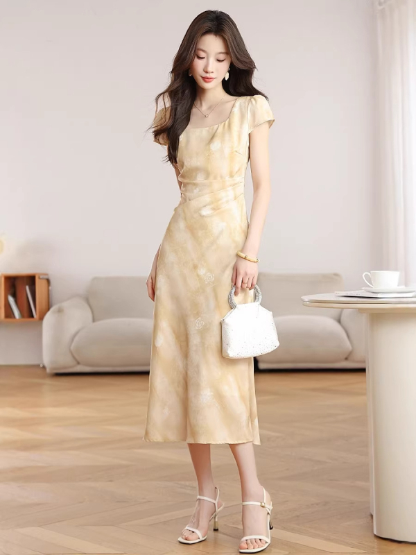 Francia stílusú design, 2026 nyár, eredeti bias-kontúr, elegáns jacquard ruha sárga rózsás mintával, rövid ujjú, éteri