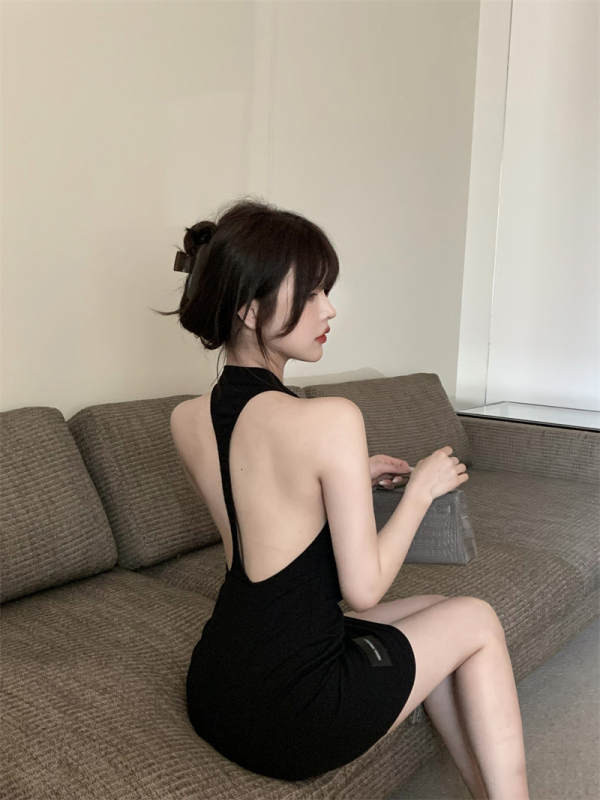 Crna haljina bez rukava s otvorenim leđima, okrugli izrez, elegantan uski kroj za jesen-zimu.