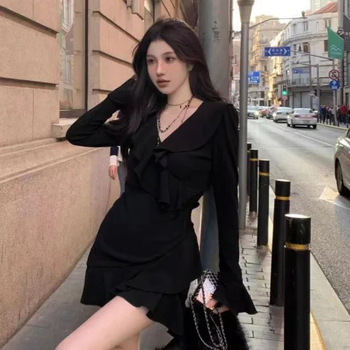 Designer jellegű fodros V-nyakú ruha ősz-tél szezonra, karcsú derék, A-vonalú sziluett