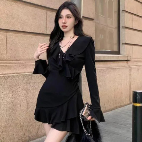 Designer jellegű fodros V-nyakú ruha ősz-tél szezonra, karcsú derék, A-vonalú sziluett