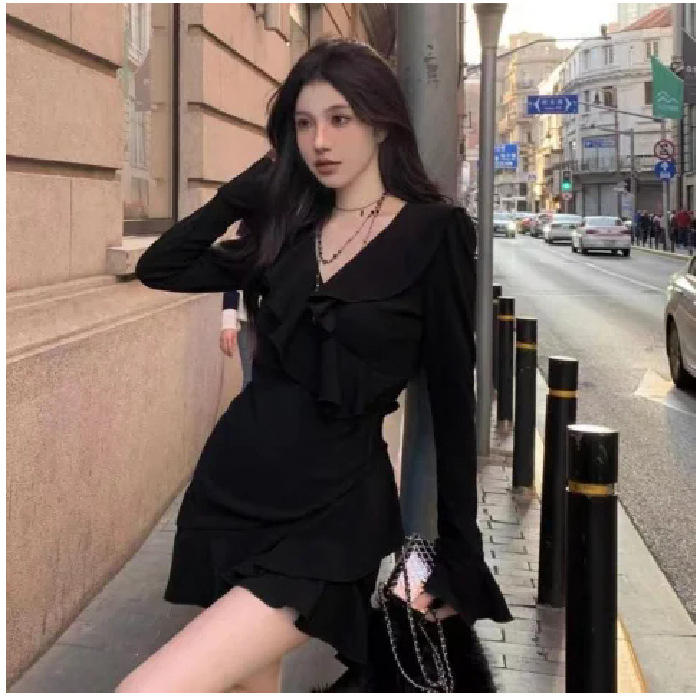 Designer jellegű fodros V-nyakú ruha ősz-tél szezonra, karcsú derék, A-vonalú sziluett