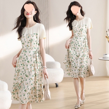 Francia stílusú elegáns virágos chiffon maxi ruha karcsú vonalakkal, illúzió két részes dizájn