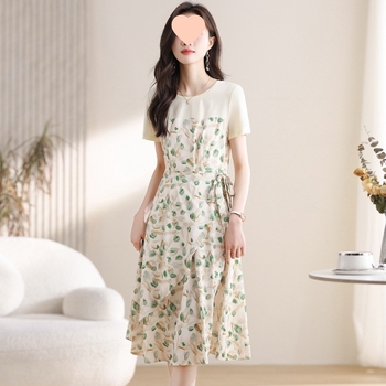 Francia stílusú elegáns virágos chiffon maxi ruha karcsú vonalakkal, illúzió két részes dizájn