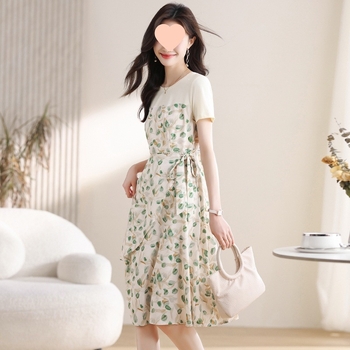 Francia stílusú elegáns virágos chiffon maxi ruha karcsú vonalakkal, illúzió két részes dizájn