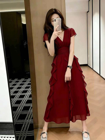 Vörös chiffon női ruha V-nyakkal, ujjatlan, A-vonalú, midi hossz, magas derekú, elegáns nyári ruha