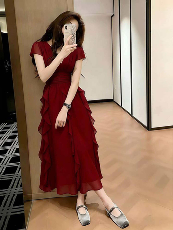 Vörös chiffon női ruha V-nyakkal, ujjatlan, A-vonalú, midi hossz, magas derekú, elegáns nyári ruha