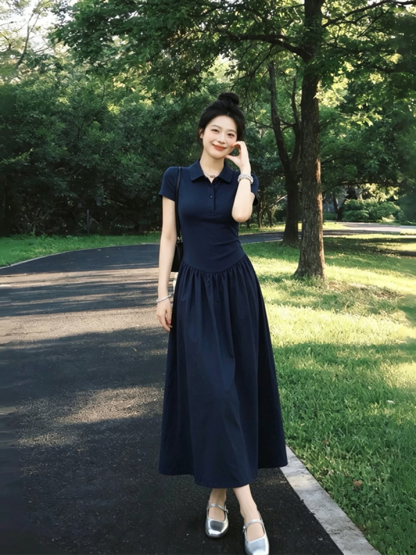 Hepburn-stílusú polo nyakú A-vonalú ruha nőknek, nyár 2026, derekat hangsúlyozó, karcsúsító, elegáns, magas minőségű, hosszú ruha
