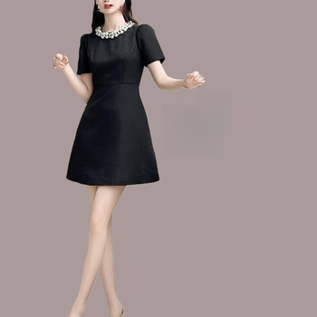 2026 nyár: Elegáns gyöngyökkel díszített derekú ruha Hepburn-stílusú dizájn, finoman kidolgozott, rövid ruha