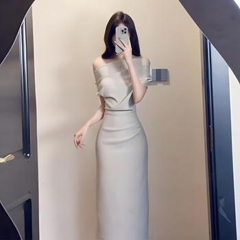 Elegantna haljina bez ramena s asimetričnom struku, uži kroj i silueta koja ističe bokove, ljetna formalna haljina.