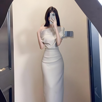 Elegantna haljina bez ramena s asimetričnom struku, uži kroj i silueta koja ističe bokove, ljetna formalna haljina.