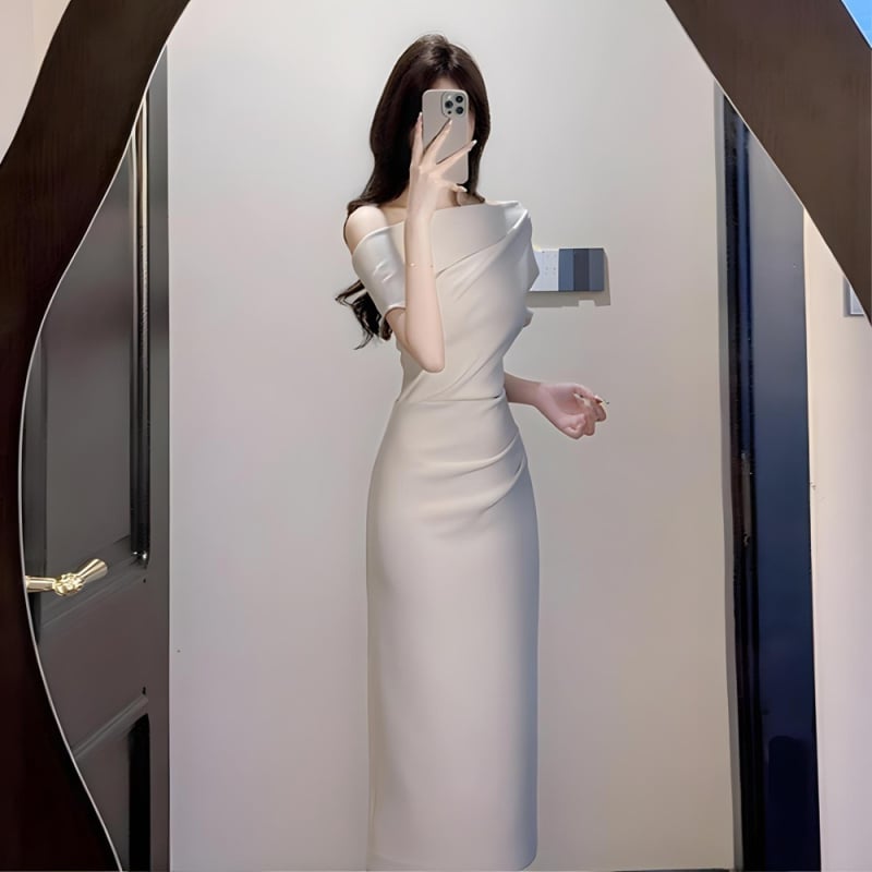 Elegantna haljina bez ramena s asimetričnom struku, uži kroj i silueta koja ističe bokove, ljetna formalna haljina.