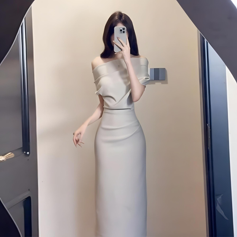Elegantna haljina bez ramena s asimetričnom struku, uži kroj i silueta koja ističe bokove, ljetna formalna haljina.