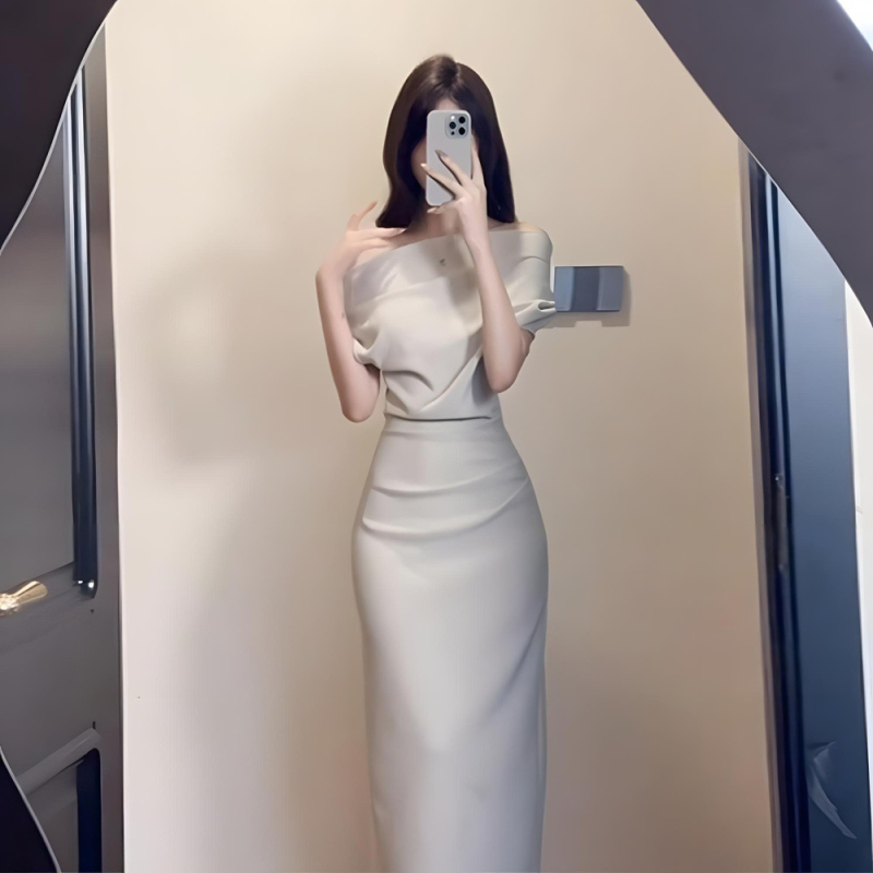 Elegantna haljina bez ramena s asimetričnom struku, uži kroj i silueta koja ističe bokove, ljetna formalna haljina.