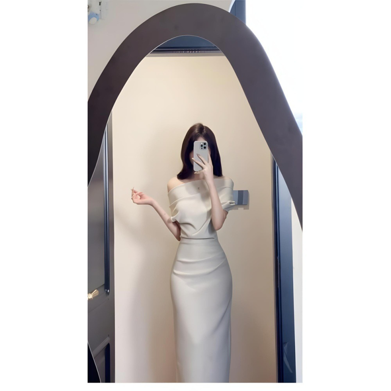 Elegantna haljina bez ramena s asimetričnom struku, uži kroj i silueta koja ističe bokove, ljetna formalna haljina.